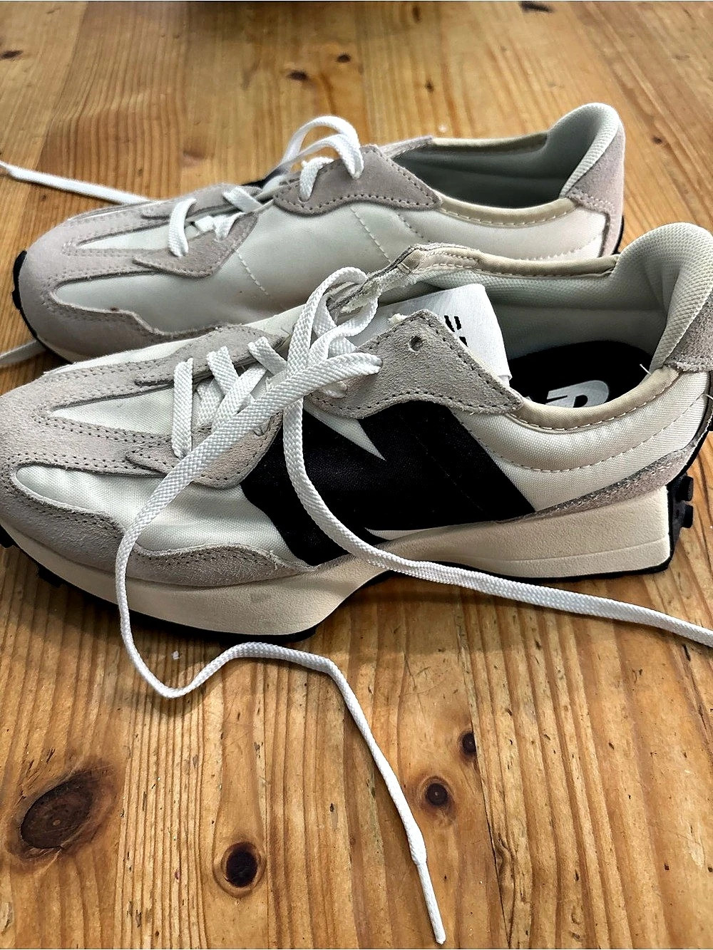 New Balance 327 Women's Sneakers in White & Gray Like New